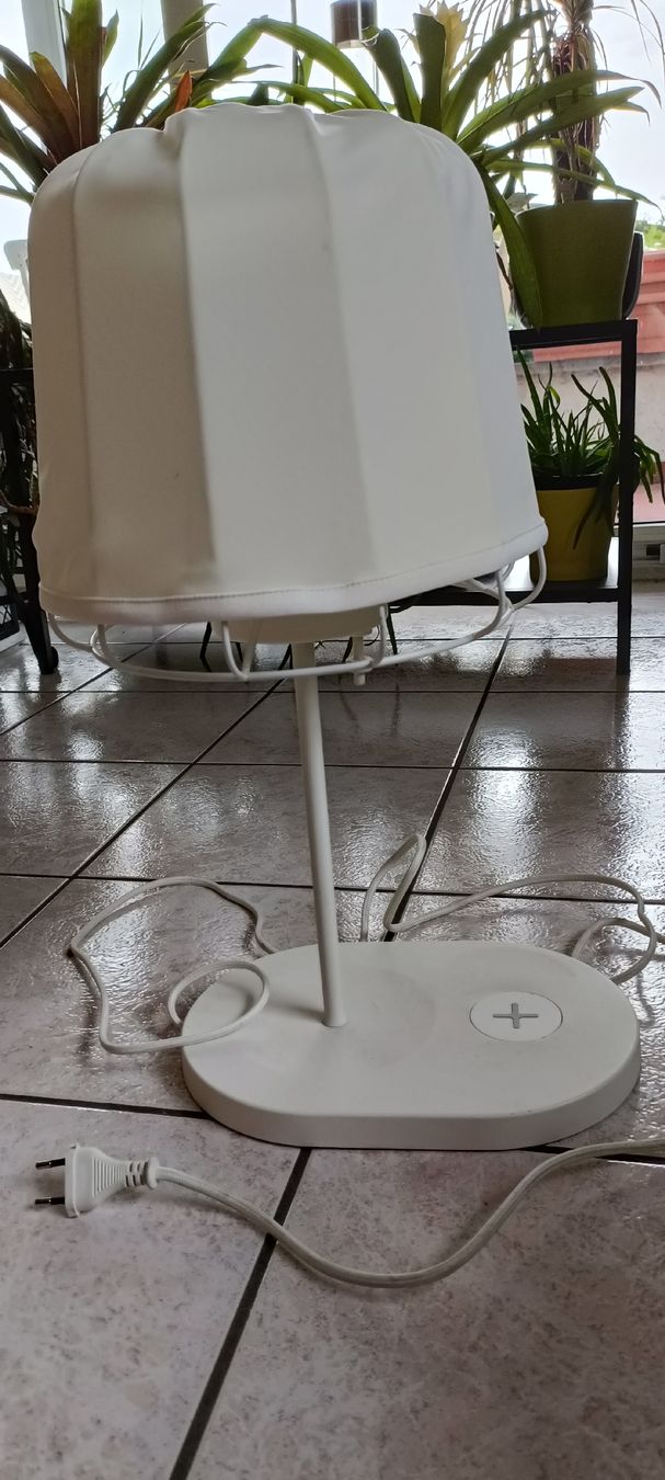 Ikea Lampade: TISCHLAMPE MIT USB charger – Usato da Porza venduto da tbch
