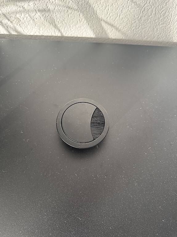 Cavi: Passe câbles pour bureau 6cm – Usato da Vevey venduto da diogodasilva_
