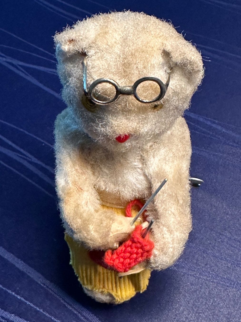 Spielzeuge: strickender Bär / Teddybär mit Aufzugsmechanismus – Gebraucht aus Steffisburg von bwt56 4
