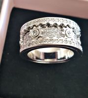 Glitzernder Ring mit Zahnrad-Design 