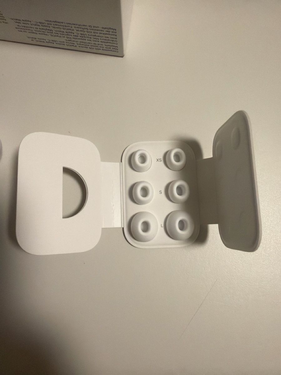 Apple Cuffie: AirPod Pro 2nd Gen (only case, lightening) – Usato da Bern venduto da dem_7d5z 1