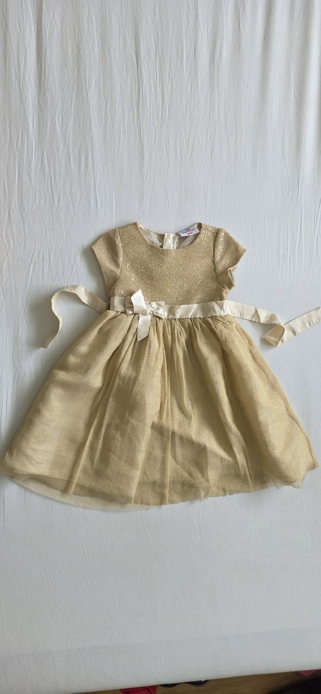 Vestiti & Gonne: Mädchen kleid  gr.98 gebraucht  – Usato da St. Urban venduto da Fin_d2jv
