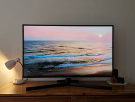 Samsung 43" 4K UHD Smart TV (Model: UE43NU7400)