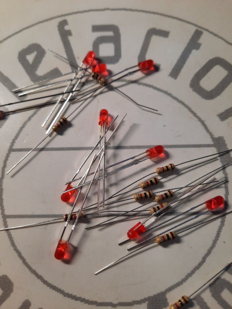 Componenti elettronici: LED rot diffus 3mm, randlos 10 Stk. – Nuovo (secondo la descrizione) da Luzern venduto da Salefactory