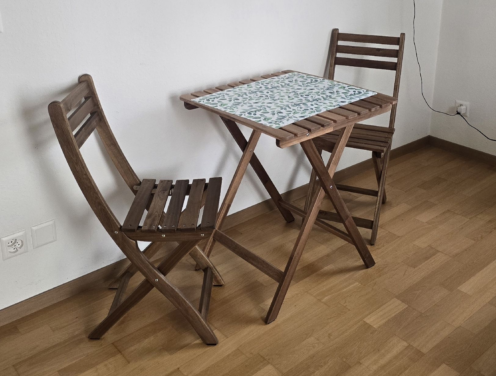 Ikea Set di tavolo e panche: Klappbarer Holztisch mit 2 Klappstühlen. – Usato da Baden venduto da maj_m9ml 1