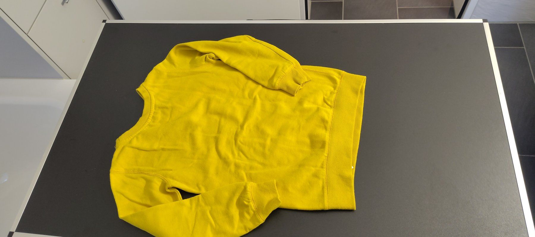 Pullover & Sweatshirts: Kinder Sweatshirt Gelb Pullover mit Dinosaurier, Gr. ca. 116 – Gebraucht aus Felben-Wellhausen von Awallner 2