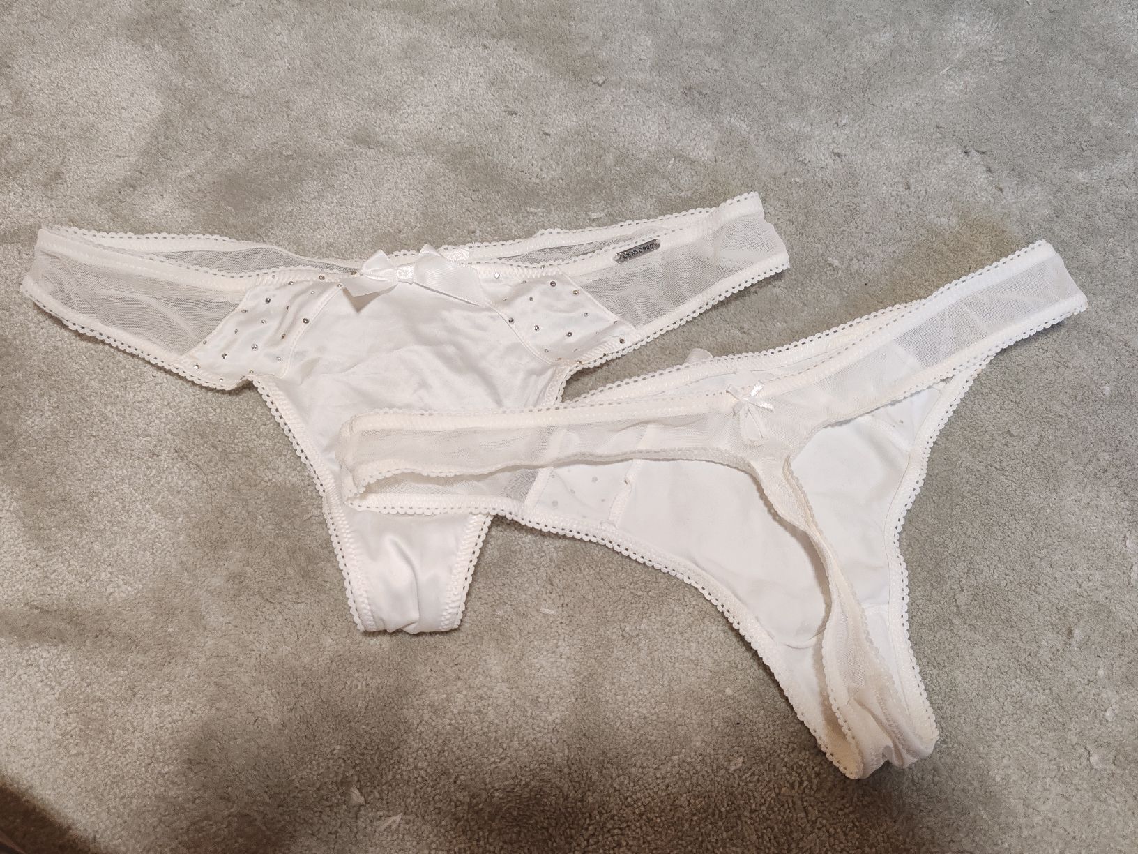 Sonstige Unterwäsche: Zwei Strings mit Spitze weiss Grösse M neu  – Neu (gemäss Beschreibung) aus Untervaz von DoniWii1985