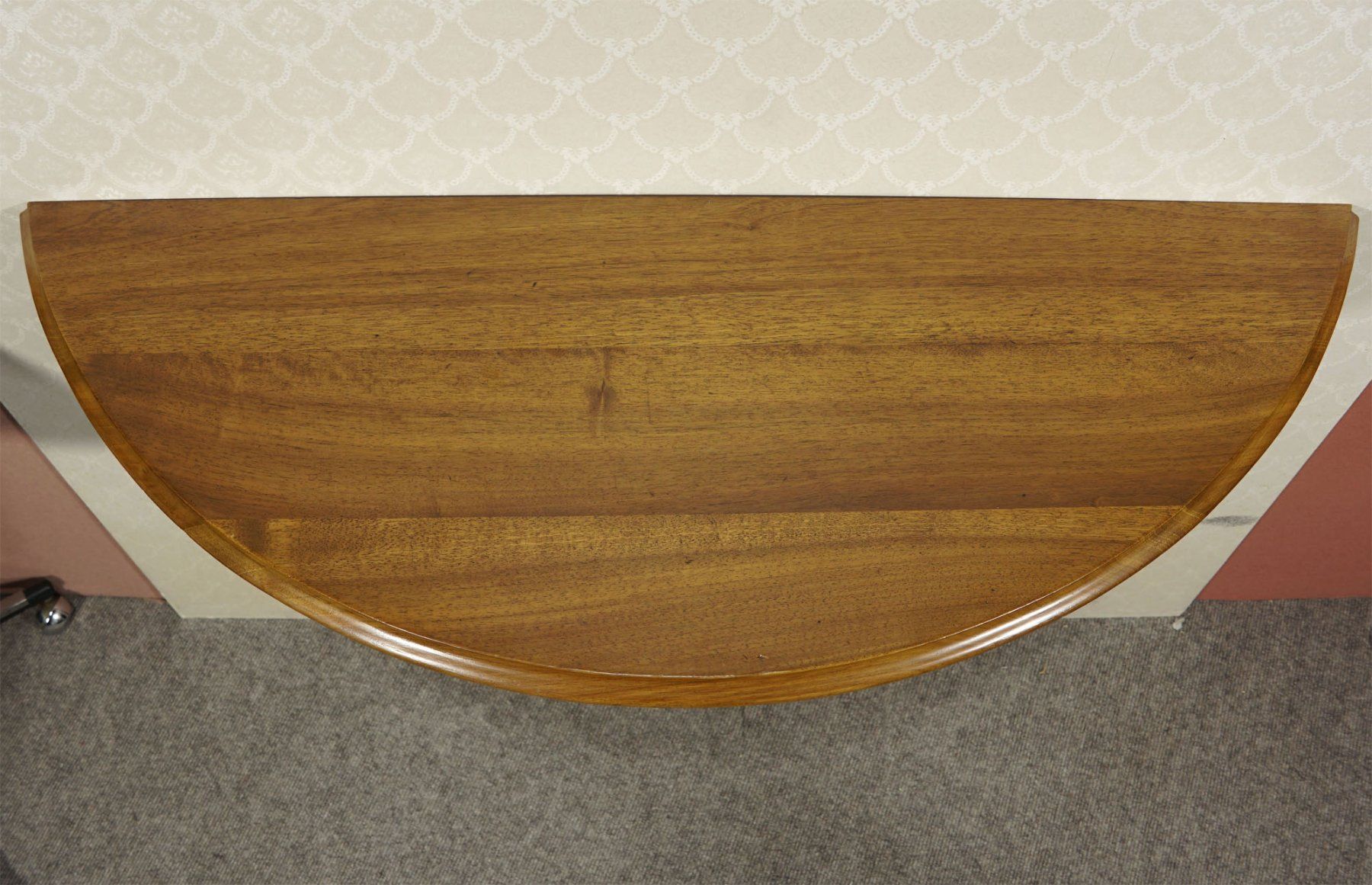 Tavoli: alter Wandtisch Wandkonsole Nussbaum halbrund – Usato da Meggen venduto da Trouvaillen 4
