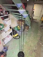 Stehlampe mit bläulichen Gläsern 