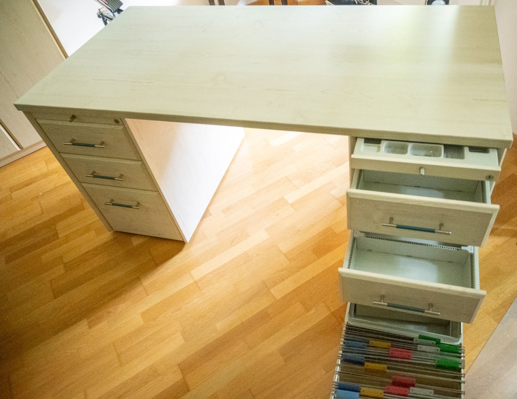 Scrivanie: Bürotisch mir 2 verschliessbaren Korpusse – Usato da Winterthur venduto da Pantoffelkino 3