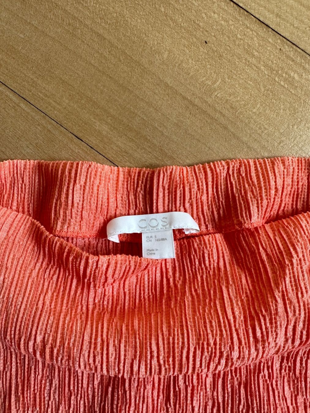Cos Tuniken: COS - Oberteil apricot plissiert oversized S – Gebraucht aus Zürich von Diazaio 3