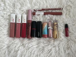 Lot de maquillage pour les lèvres: rouges à lèvres et crayon