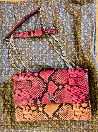 Mehrfarbige GUESS-Schultertasche - NEU