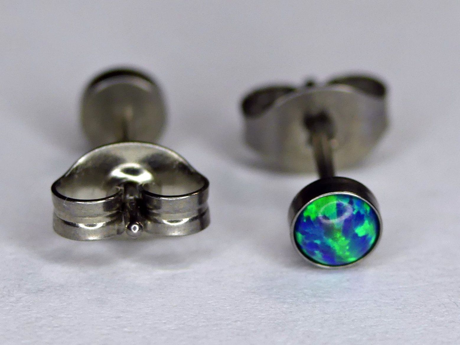 Orecchini pendenti & Orecchini a lobo: Ohrsteker aus Titanium mit Opal – Nuovo e nell'imballaggio originale da Matten b. Interlaken venduto da kero71 1