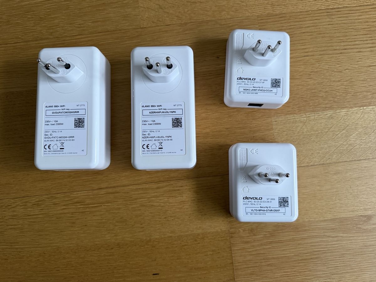 Devolo Laufwerke & Adapter: 2x Devolo dLaN 550+ Wifi und 2x Devolo LAN mini – Gebraucht aus Basel von Xela86 1