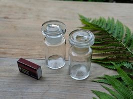 2 antike Apothekerflaschen mit eingeschliffenen Glasstopfen