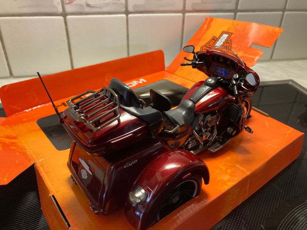 MAISTO - MOTO HARLEY DAVIDSON - CVO Tri-glide (3 wheels) - Orange - 1:12 scale vehicle reproduction - For children from 3 years old - M32337