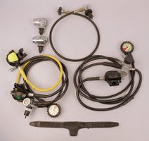 Tauchausrüstung mit Atemreglern, Schläuchen u. Finimetern
