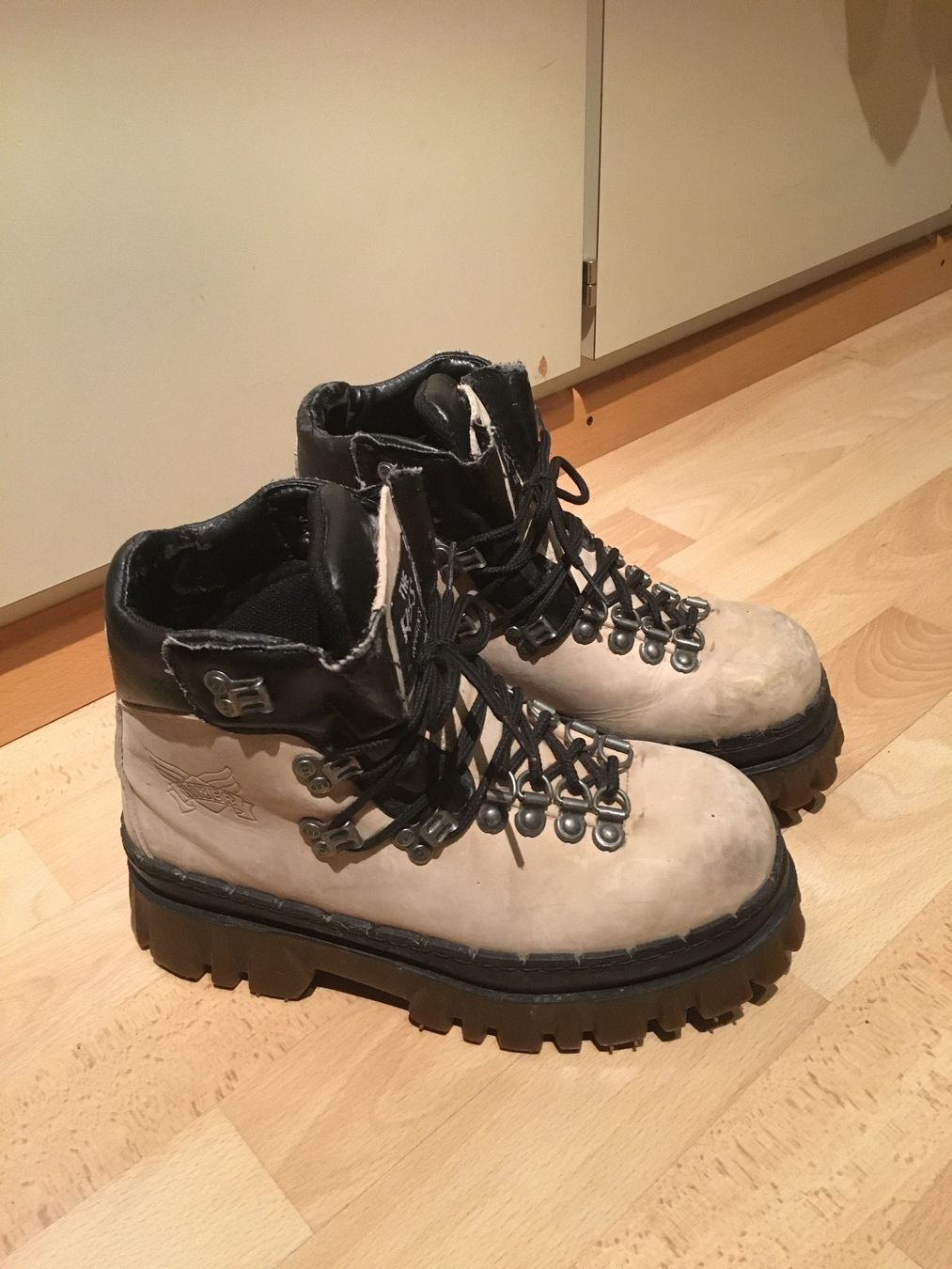 Scarpe da donna: Coole Schuhe Gr. 39/40 – Usato da Uetendorf venduto da Gar_9pvy