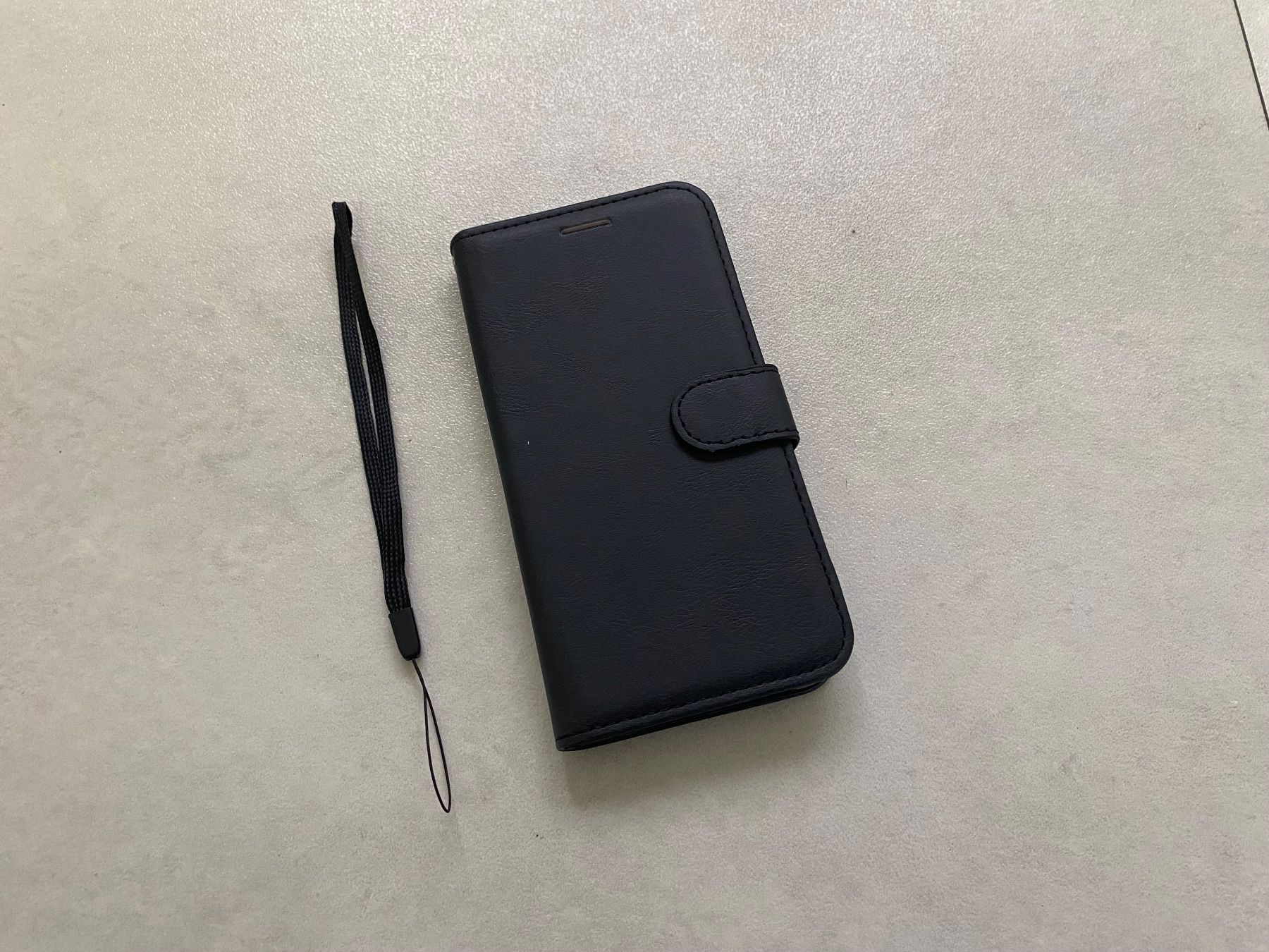 Cover & Protezioni schermo: Leder-Etui Hülle Iphone 12 – Nuovo e nell'imballaggio originale da Spreitenbach venduto da Brockiland-Flohmarkt 1