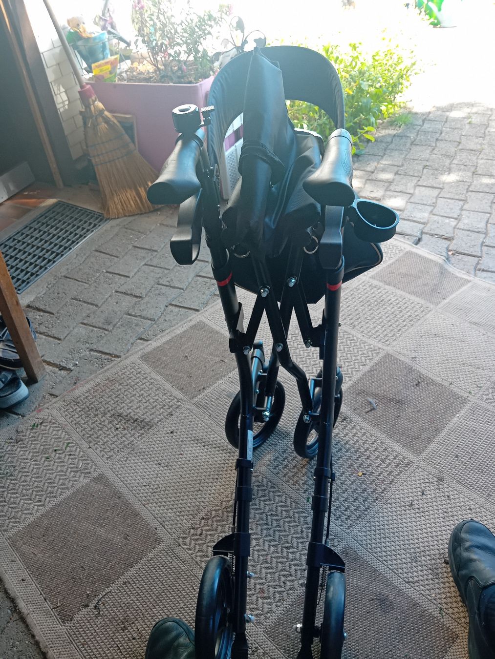Ausili per la deambulazione: Rollator mit 2 Bremsen und Sitz – Usato da Egg / Flawil venduto da rockntom 3