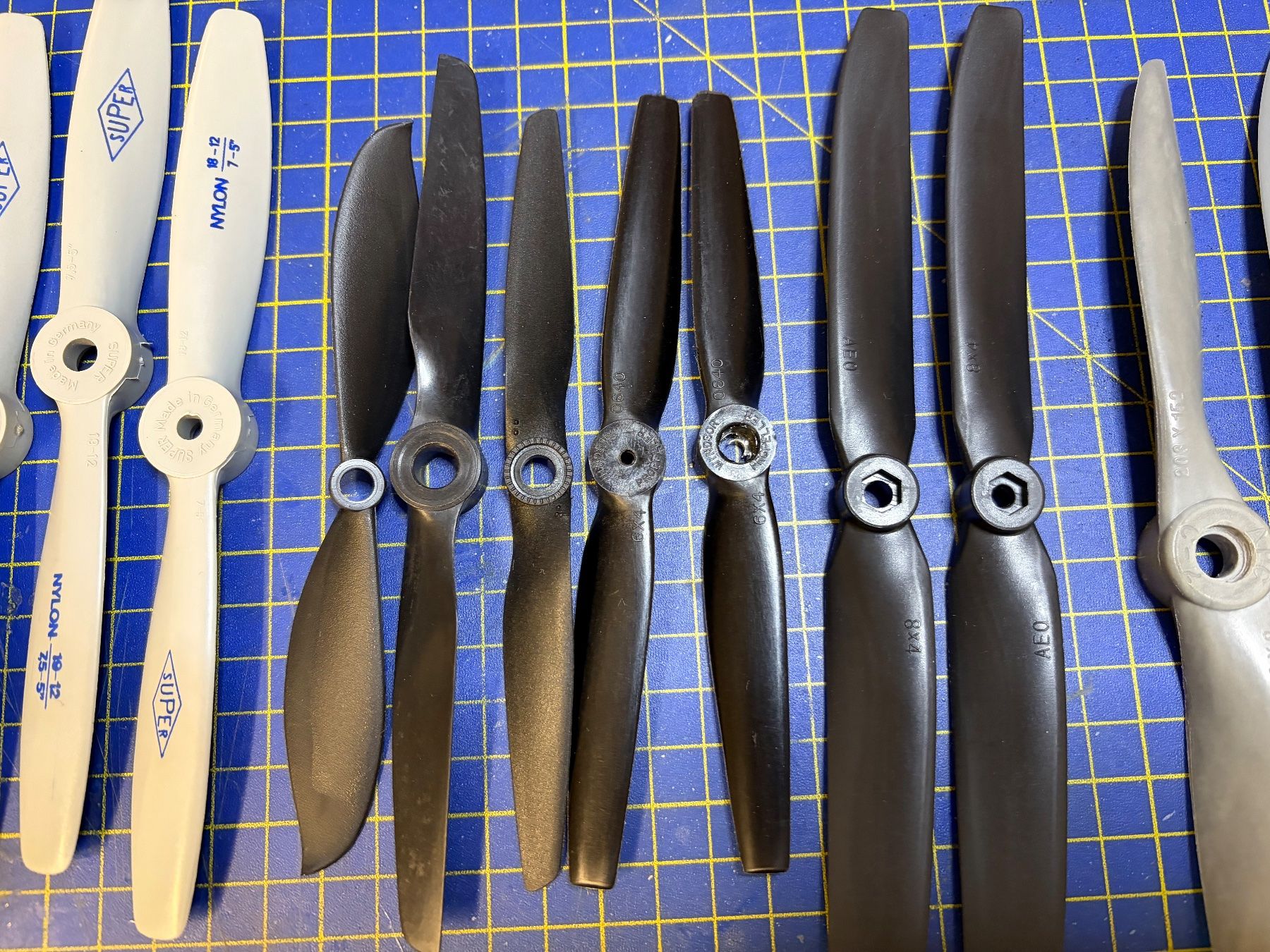 RC Kits de montage: Modellflugzeug Propeller div. (2) – D'occasion à Glattbrugg par Olio7 2