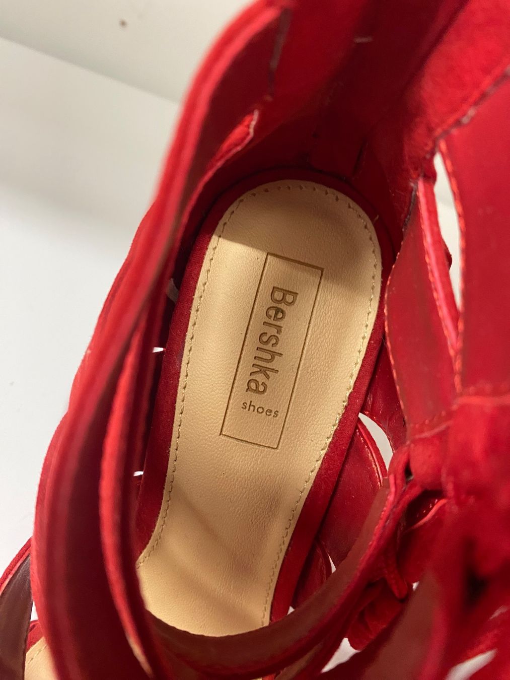 Bershka Damenschuhe: Bershka Pumps aus rotem Wildleder Größe 37 – Gebraucht aus Miécourt von Dinedine9494 5