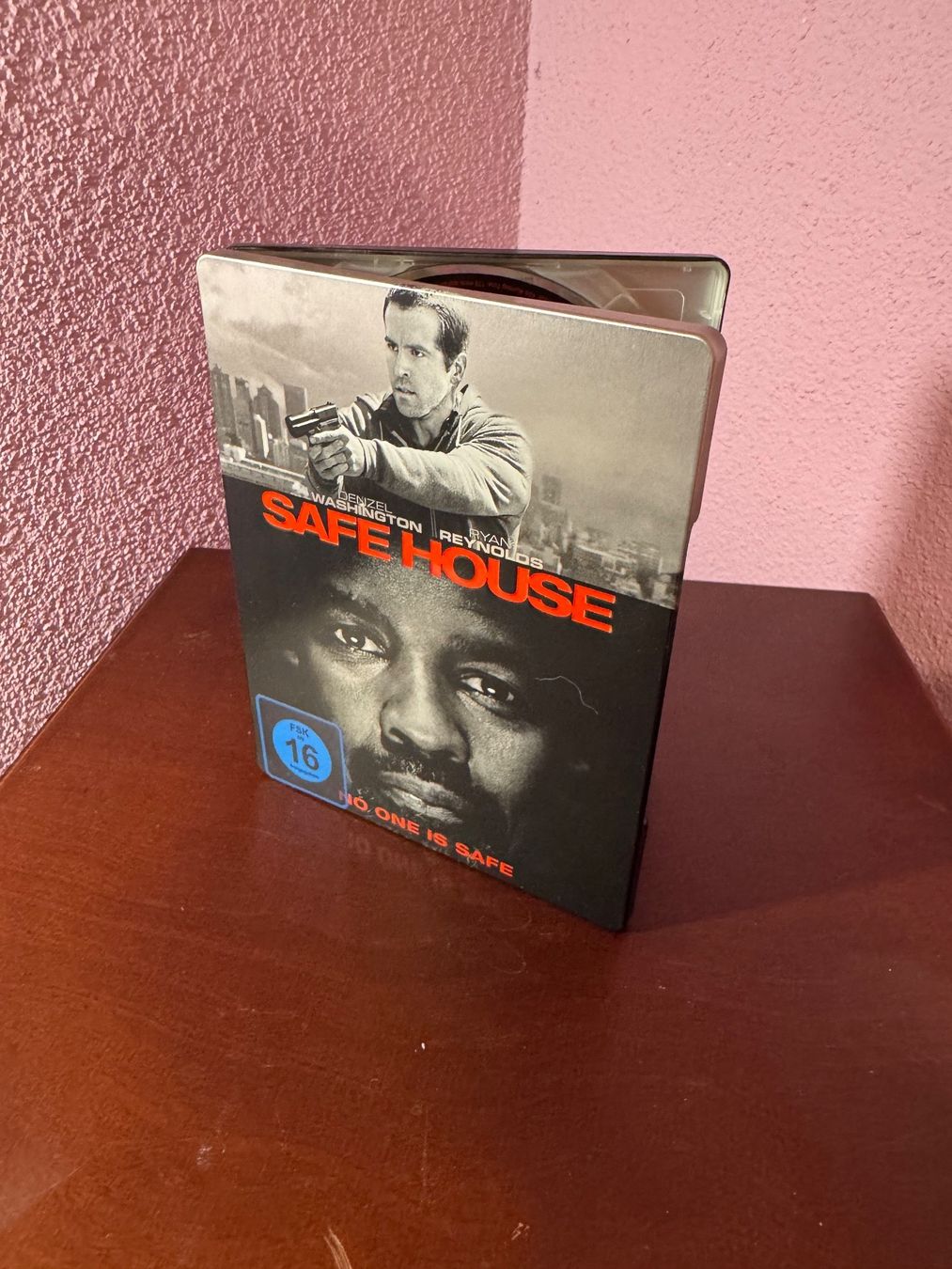 Alle DVDs: Safe House & No one is safe – Gebraucht aus St. Gallen von Jael0123