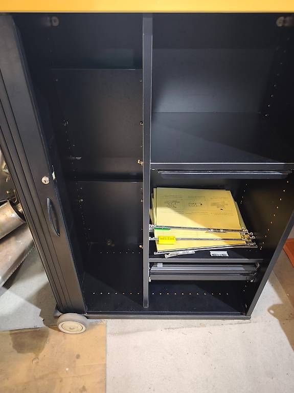 Armoires: Rollbare Schrank  – D'occasion à Zihlschlacht par rad_vvm9 1