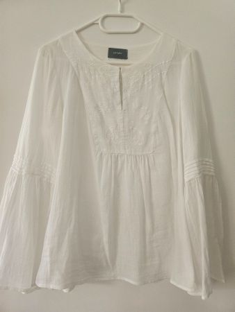 Soft Grey weisse Tunika-Bluse, Stickerei, Trompetenärmel, 36