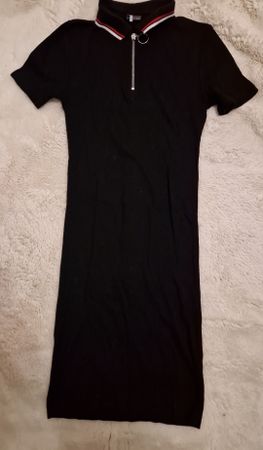 Robe noire avec col polo