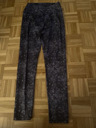 Graue Hose mit Muster, Grösse M, ideal für Sport