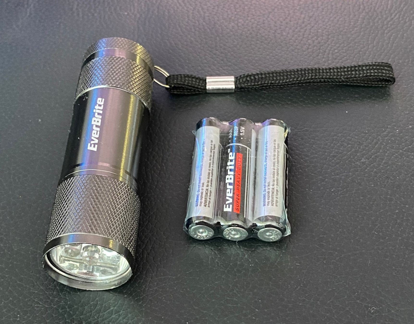 Lampen: graue Taschenlampe EverBrite, Batterien inklusive, grey – Neu und originalverpackt aus Winterthur von YaV