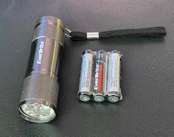 graue Taschenlampe EverBrite, Batterien inklusive, grey