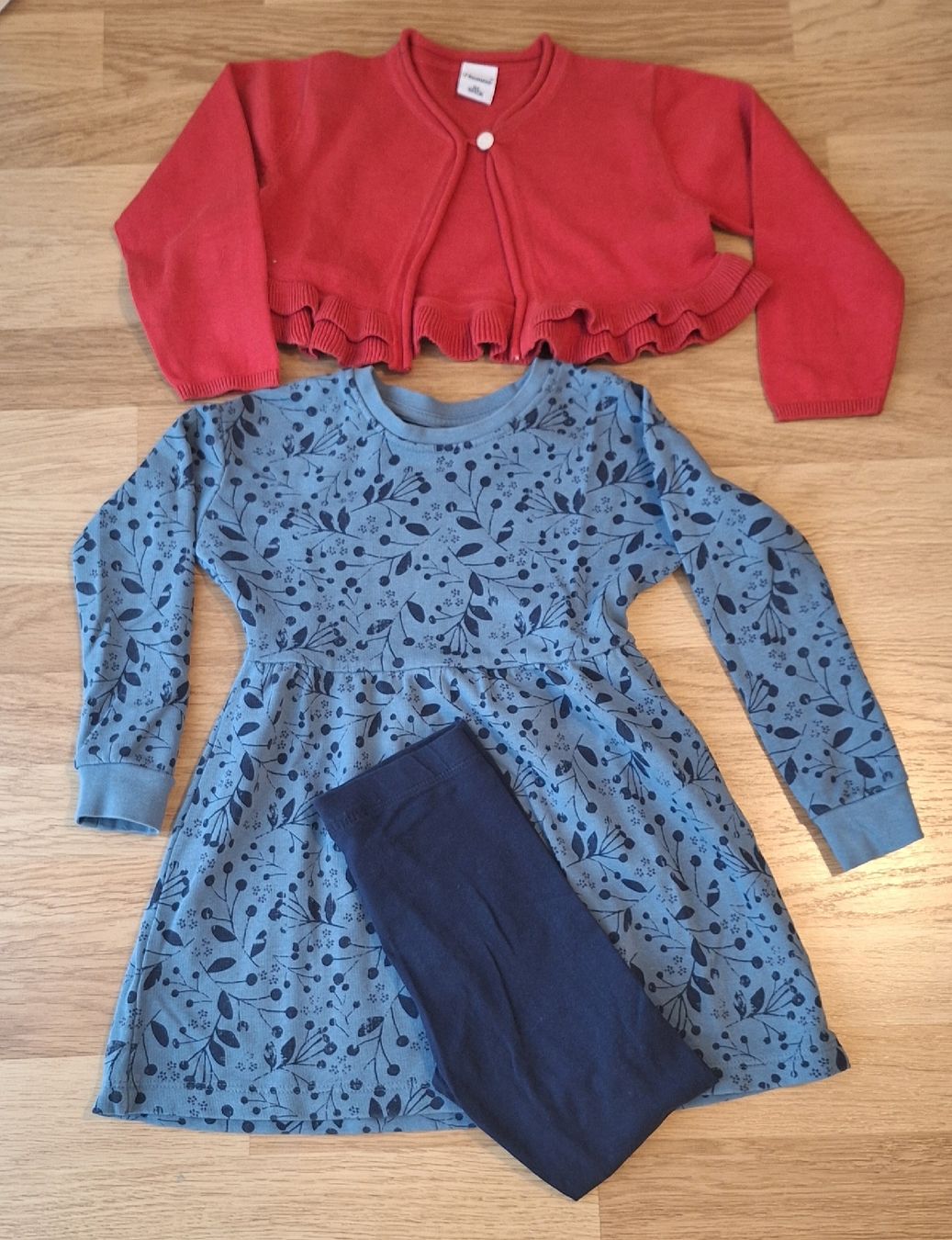Ensembles coordonnés: Ensemble fille 98/104 – D'occasion à Yverdon-les-Bains par CelMt