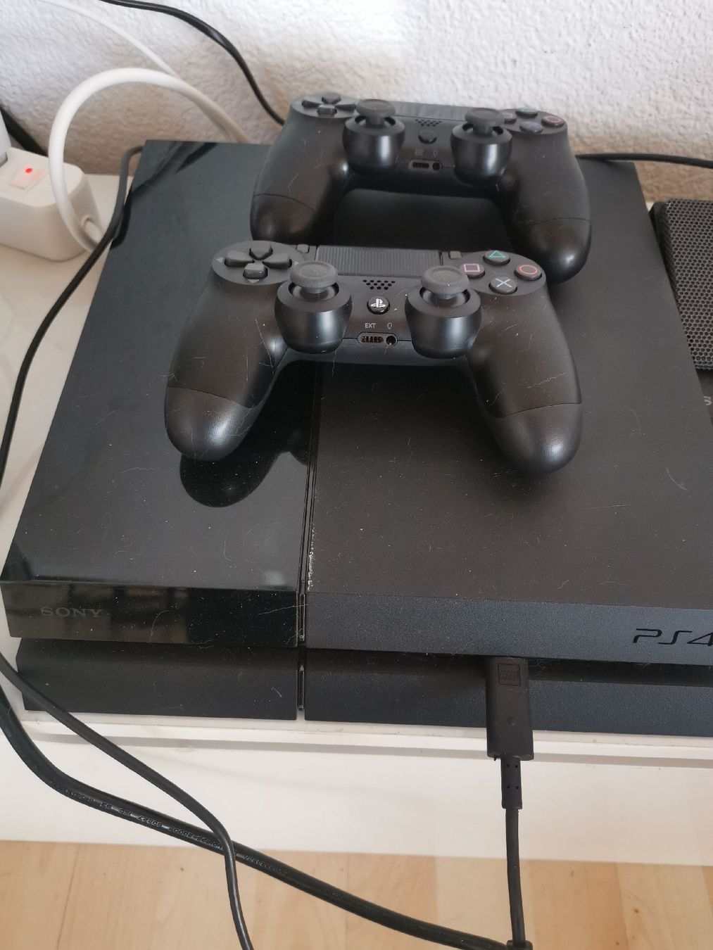 Sony Consoles: PS4 – D'occasion à Herzogenbuchsee par rog_s6gq