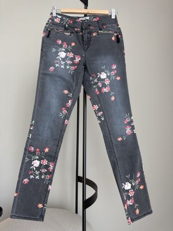 Sommerliche Jeans mit Blumenmuster, Gr. W26, Neu