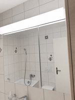 Spiegelschrank Bad: LED-Licht, 2 Türen, Top Zustand