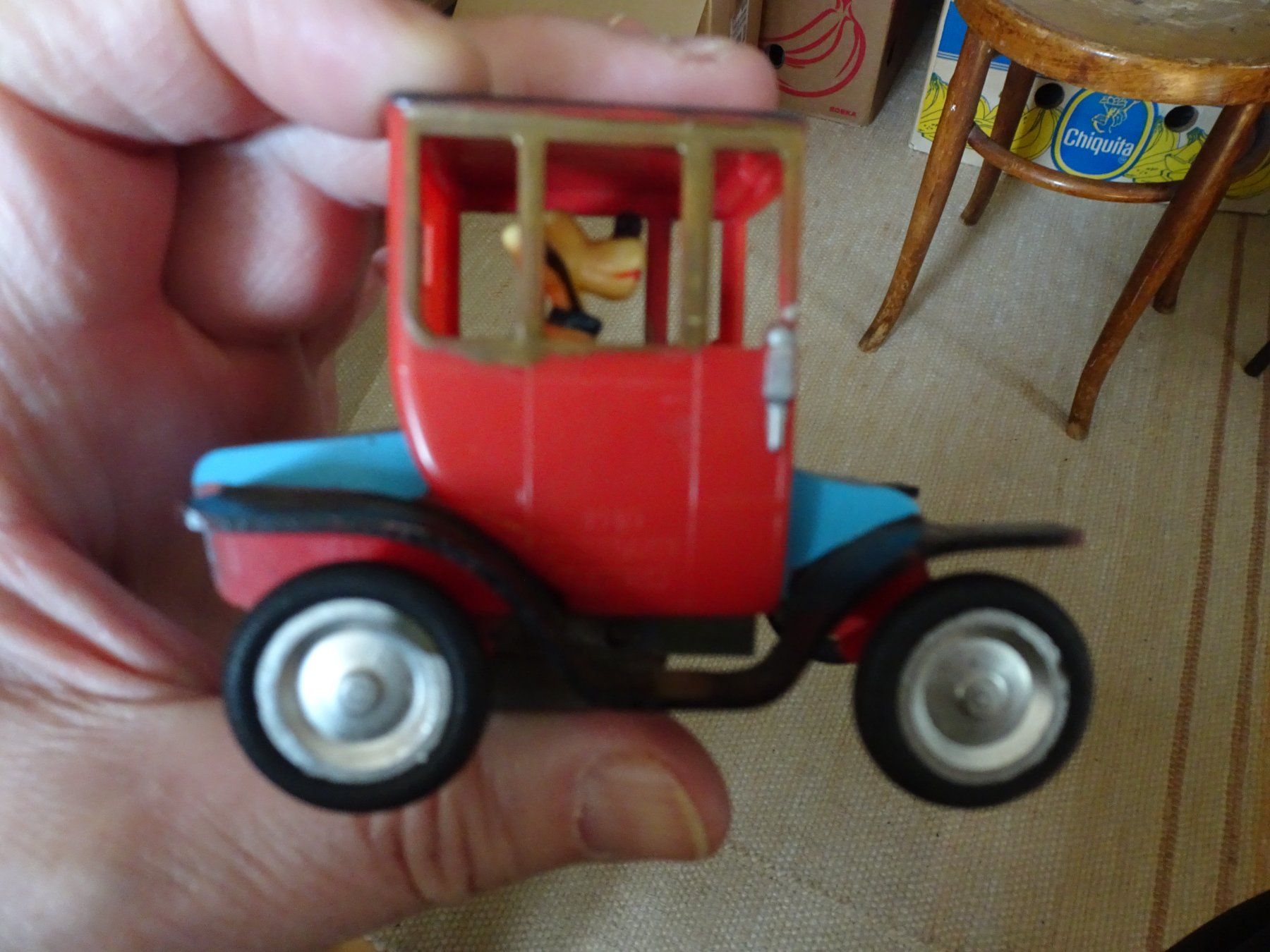 Disney Statuette: Altes Spielzeugauto mit Hundefigur Pluto - Disney – Usato da Schönenwerd venduto da schnitzunddrunter 2