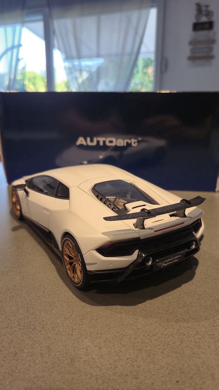 Autoart Voitures modèles: Lamborghini Huracan Performante AutoArt 1:18 – Neuf avec emballage d'origine à Riaz par SL-Modelcars 3