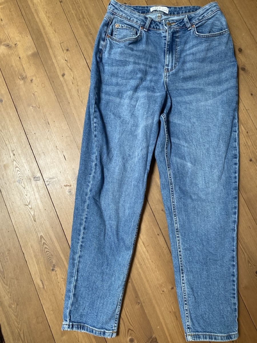Pull&Bear Jeans: 2er Pack Mom-Jeans Gr. 40Blau & Schwarz – Nuovo (secondo la descrizione) da Chur venduto da Pufl 1