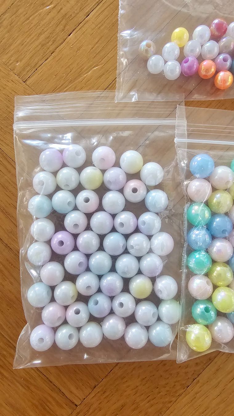 Perle (finte): Bastelperlen Kunststoff bunt verschiedene Farben – Nuovo (secondo la descrizione) da Klingnau venduto da anduril_25 4