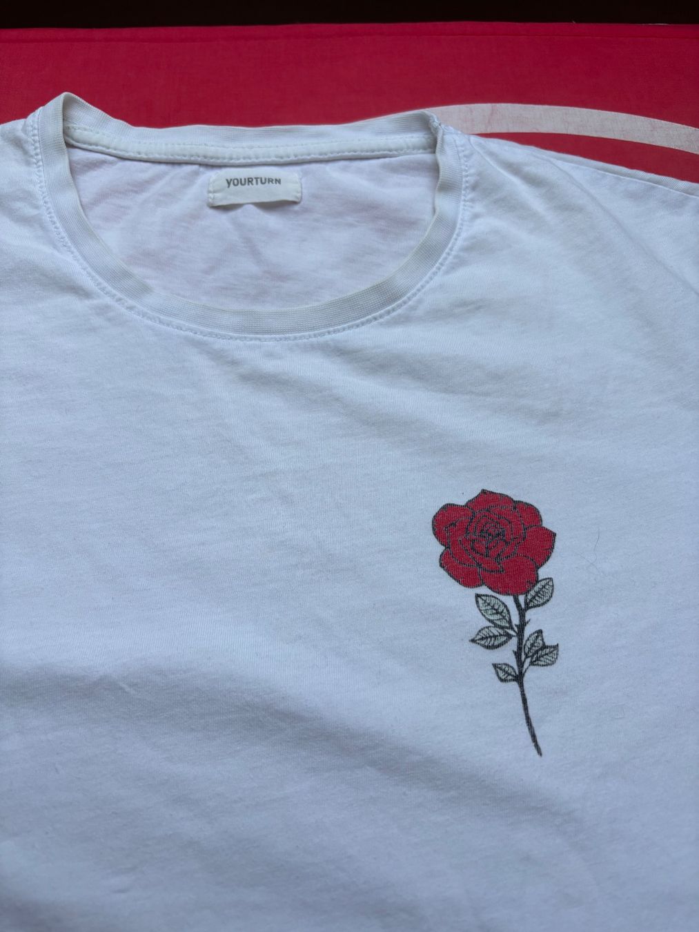 T-shirt: Weisses Shirt mit Rose M – Usato da Balsthal venduto da Uroby 2