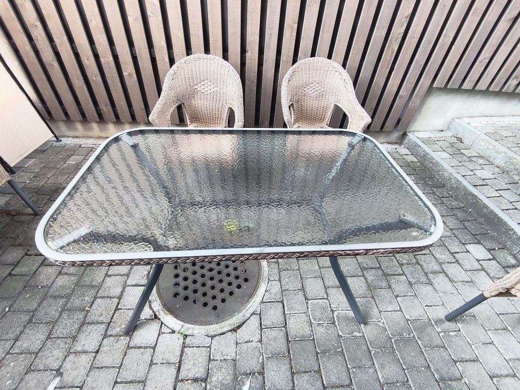 Tischset: Gartentisch Glas mit 4 Stühlen Polyrattan hellbraun – Gebraucht aus Hedingen von fis_6l6n