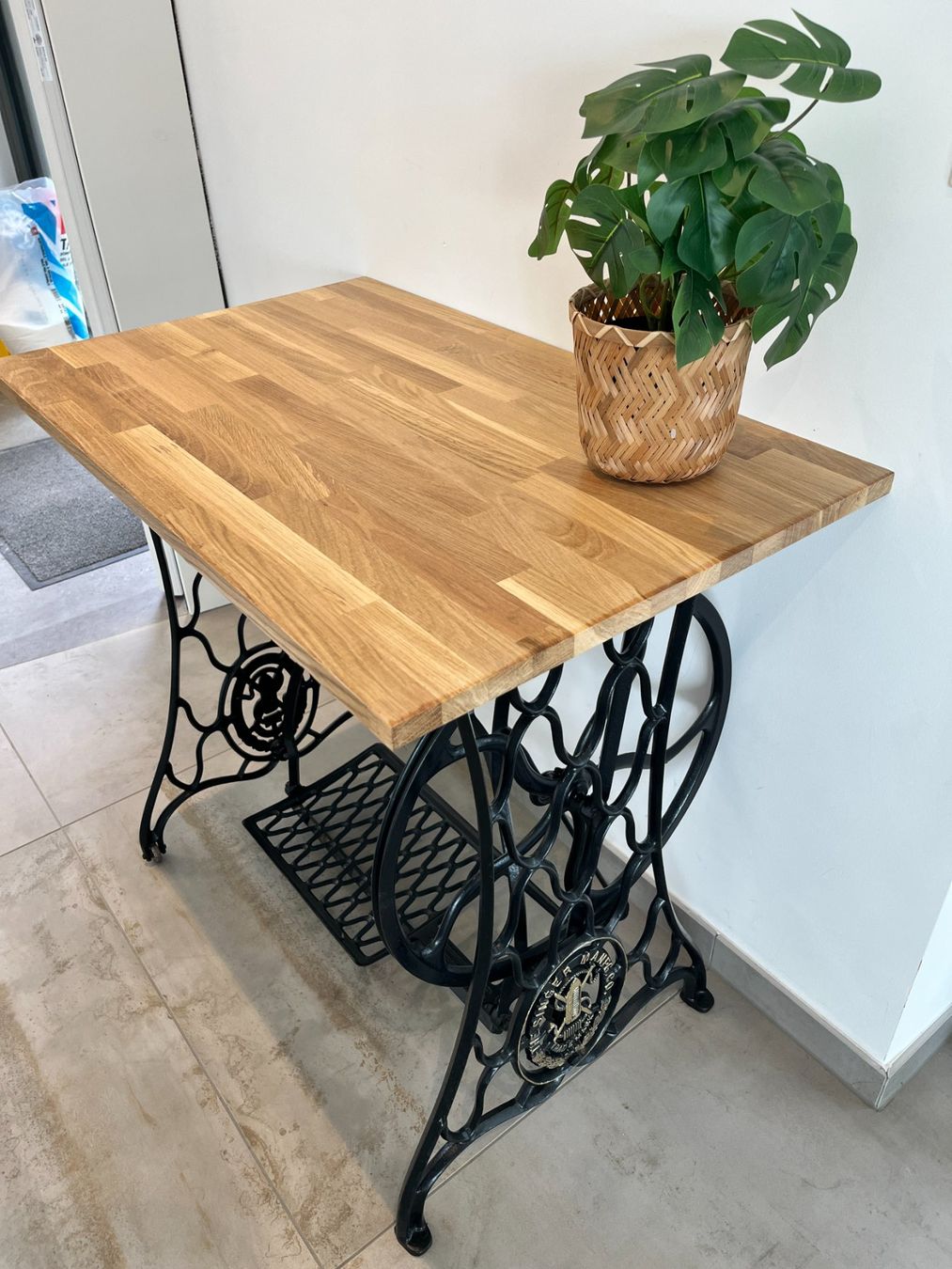 Tavoli: Vintage Beistell- oder Konsolentisch aus Singernähmaschine – Usato da Hausen am Albis venduto da Vintage-by-Nordic 1