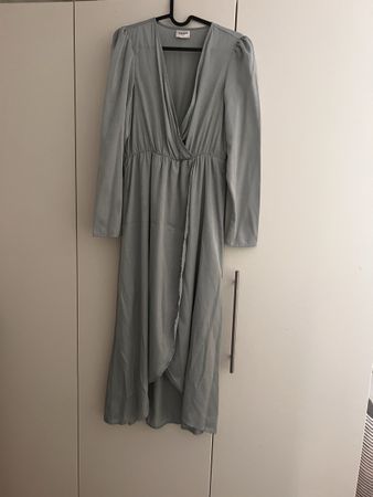 Hellblaues Kleid leichter Glanz