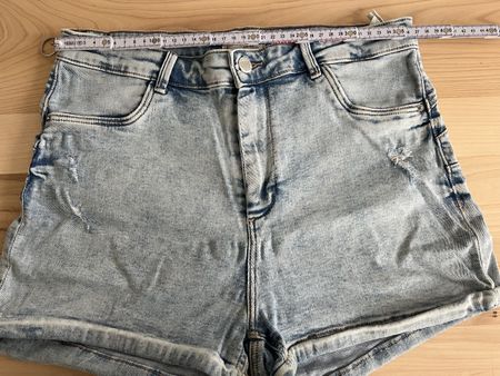 Jeansshorts Damen Grösse S leicht verwaschener Look guter Zu