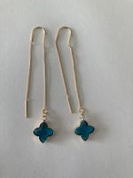 Boucles d’oreilles dorées cabochon fleur bleue