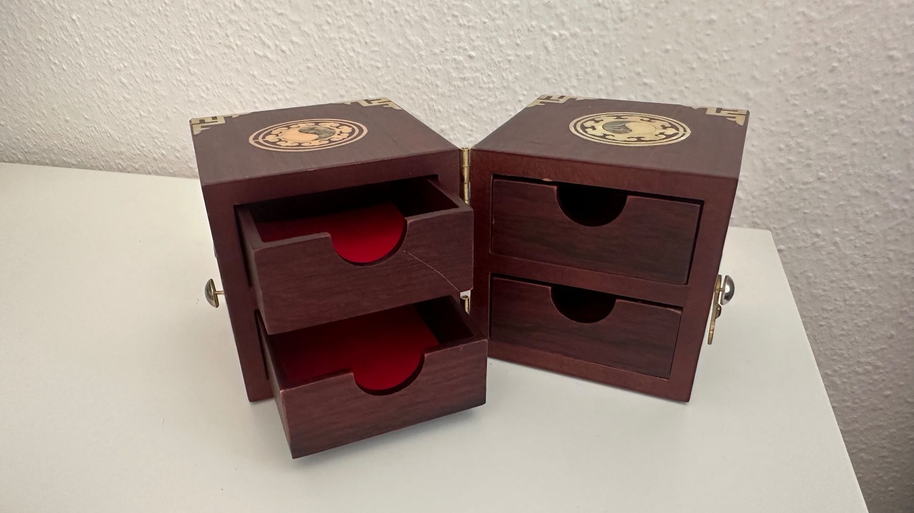 Schmuckkästen: Kleines Schmuckkästchen Holz/Perlmutt mit 4 Schubladen – Gebraucht aus Thun von yvonne.95 2