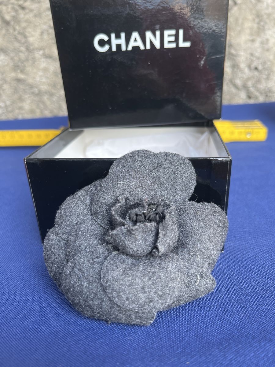 Chanel Spille & Fermagli: Chanel Brosche Kamelie grau mit Originalbox gebraucht – Usato da Brienz BE venduto da hey_z9vg